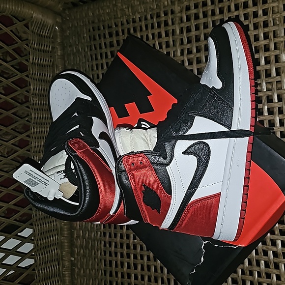 WMNS Air Jordan Retro High Satin Black Toe - Picture 9 of 14